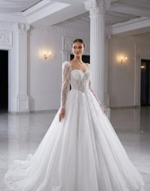 El İşçiliğin İhtişamını Yansıtan Bu A Kesim Gelinlik, Kalp Yaka ve Şeffaf Uzun Kolları, Kat Kat Tül Eteğiyle Muhteşem Bir Model