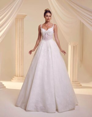 Muhteşem El İşçiliği ve Göğüs Detaylarında İnci Detaylı Bu A Kesim gelinlik, İnce Askılı Kalp Yakası ve V Kesim Bel Modeliyle Bele Oturan Şık Bir A Kesim Gelinlik