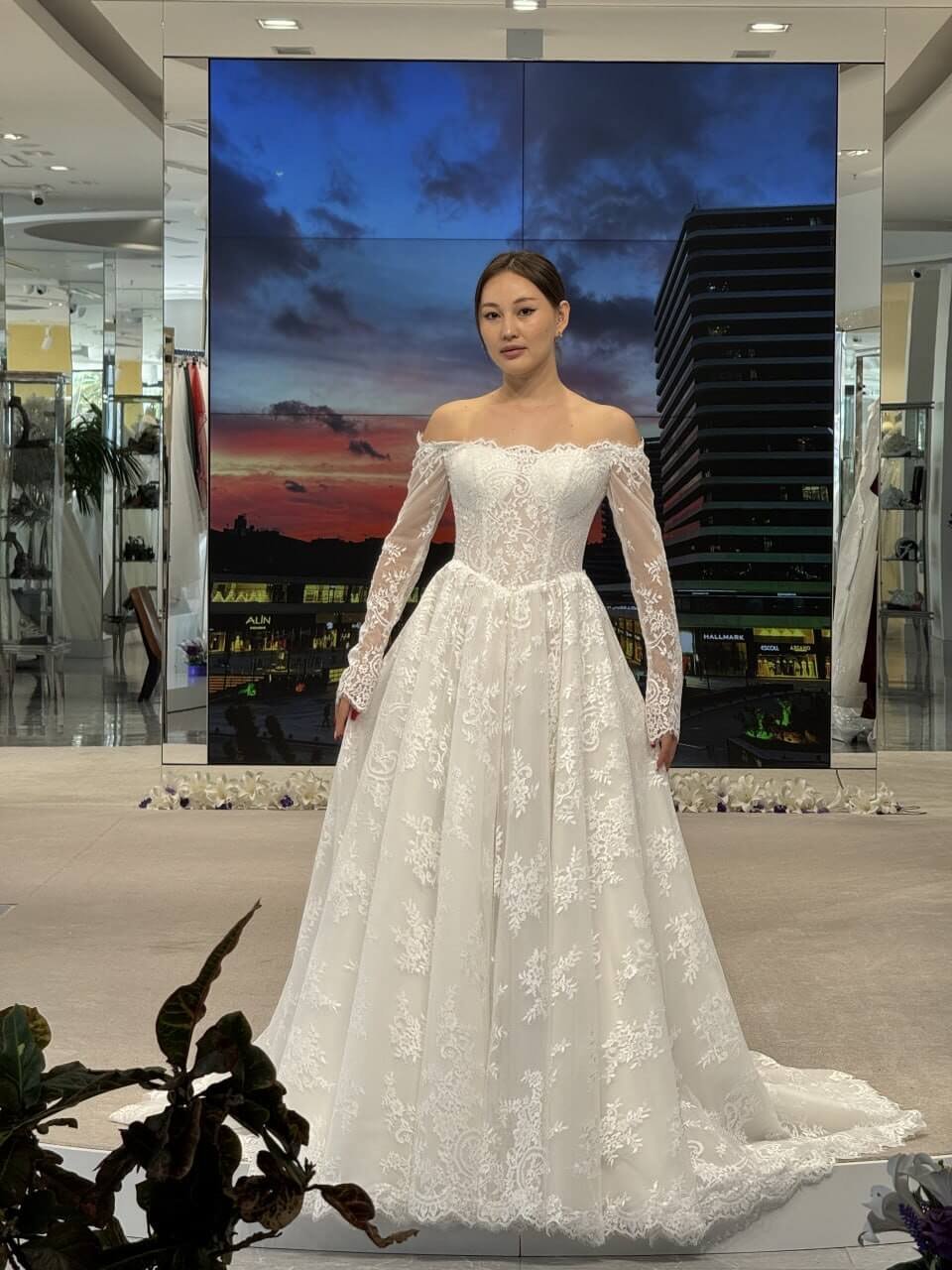 Mükemmel Dantel Şıklığı İle Bu Helen Gelinlik; Off-Shoulder Uzun Kol Ve Beli V Kesim, Harika Bir Fransız Dantelli Helen Model Gelinlik