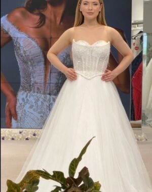 Işıl Işıl Tül Detaylı Bu Helen Gelinlik; Korse Görünümlü, Kayık Yaka Ve Kalp Yaka Bir Arada, V Kesim Bel Modelli