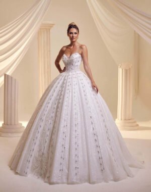 Straplez Formunda Tasarlanan Kristal Ve Işıltılı Taş İşlemeli Bu Gelinlik Bele Oturan Yapısı Ve Dolgun Eteğiyle Etkileyici Bir Model