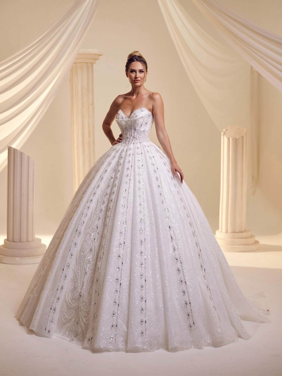 Straplez Formunda Tasarlanan Kristal Ve Işıltılı Taş İşlemeli Bu Gelinlik Bele Oturan Yapısı Ve Dolgun Eteğiyle Etkileyici Bir Model