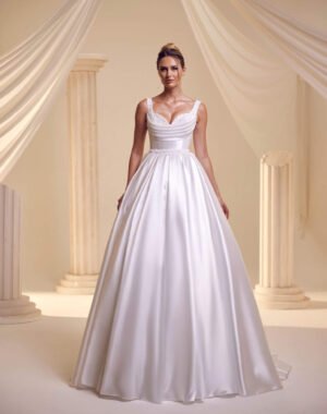 Zamansız Şıklığın Sade ve Saten Kumaşıyla Öne Çıkan Bu A Kesim Gelinlik, Geniş Askılı Kalp Yaka Zarif Drapeli A Kesim