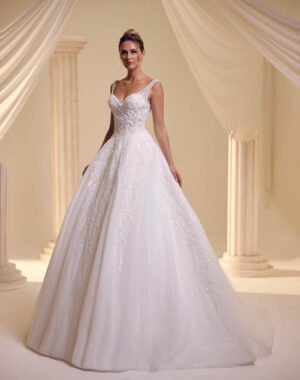 Tamamen İşlemeli ve Simli Etek Detaylı Muhteşem Bu A Kesim Gelinlik, Askı Kollu ve Kalp Yaka, Taş ve Kristal Boncuklarla  İşlenmiş Harika Bir A Kesim Gelinlik