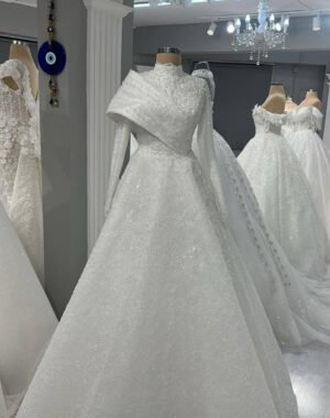 A Kesim Dantel Ve İşlemeli Detaylı Gelinlik, Yuvarlak Yaka, Düşük Kol Kesimi Ve Göğüste Tek Taraflı Aksesuarıyla Tesettürde Şıklığı Ve Sadeliği Öne Çıkarın A Kesim Gelinlik