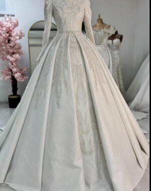 El İşçiliği İşlemeli Ve Simli Kumaş Detayıyla Harika Bir Prenses Model, Yaka Yuvarlak Ve Kol Detaylı Kabarık Pile Etek Kısmı Prenses Gelinlik