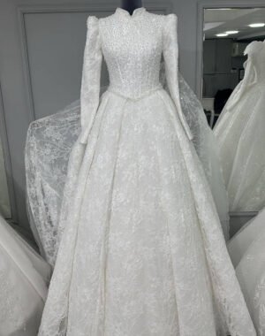 Tesettürde Dantel Şıklığı A Kesim Formunda Bel Kısmı V Kesimle Bele Oturan, Yaka Yırtmaçlı Ve Kabarık Kol Detayıyla Muhteşem Tesettür Gelinlik