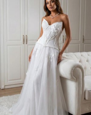 Kat Kat Tül Eteği İle Asil, Sade Ve Şık Helen Gelinlik, Korse Modelli, Kedi Kulağı Yaka Ve Göğüs Kısmında İnci Detayları İle Dikkat Çeken Helen Model Gelinlik