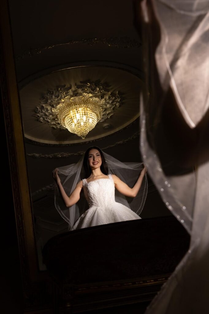 Bruid in prinses trouwjurk met sluier - Inara Bridal, bruidsboutique bij Rotterdam