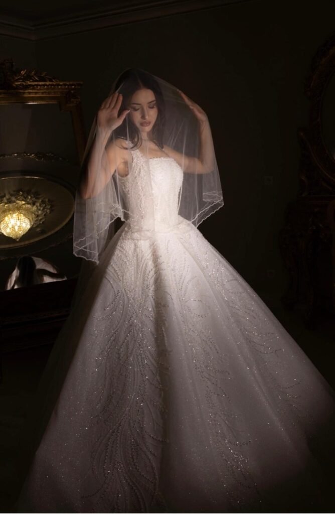 Prinses trouwjurk met glitterdetails en sluier - Inara Bridal Schiedam